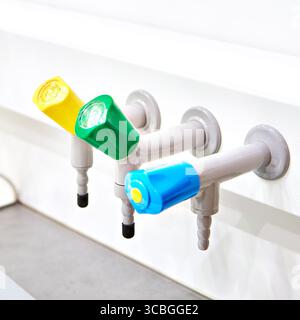 Hähne im Chemielabor Stockfoto