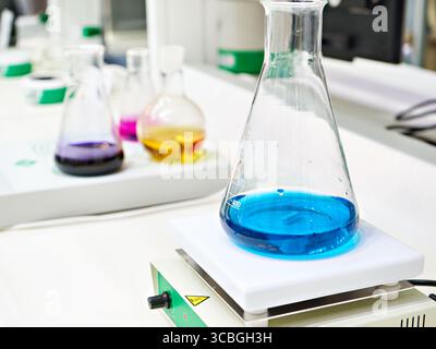 Kolben und Magnetrührer mit Heizung im Chemielabor Stockfoto