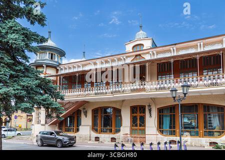 Pjatigorsk, Russland - 19. Juni 2024: Gukasovs Jugendstil-Café 1909 im Kultur- und Erholungspark Tsvetnik Stockfoto