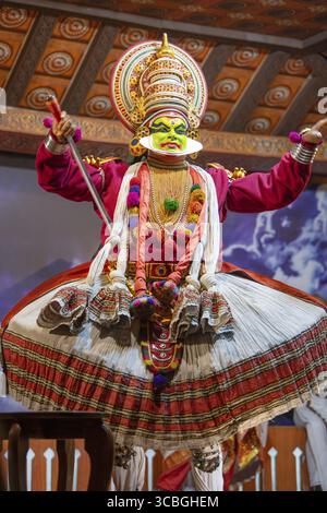 Kathakali-Aufführung in Kerala, malayalam traditioneller klassischer indischer Tanz, Mime, Drama und Musik, hinduistische Mythologie Story, Puranas, Thekkady in in Stockfoto