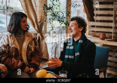 Zwei Freunde, die sich in einem gemütlichen Café unterhalten Stockfoto