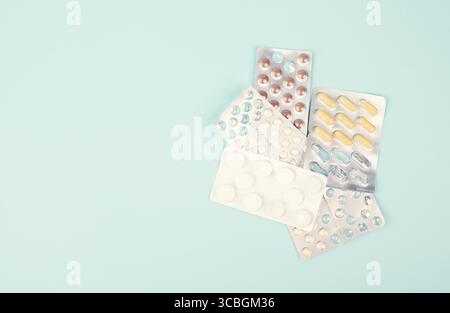 Pillen mit Medizin, sucht zu Nahrungsergänzungsmitteln und Überdosis, Medikamentenverordnung, Apotheke Tabletten, Gesundheit und Behandlung Stockfoto