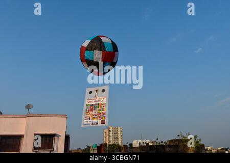 20. November 2022, Kalkutta, Westbengalen, Indien: Fans werden am 20. November 2022 in Kalkutta, Indien, mit verschiedenen Flaggen verzierte Heißluftballons zum Beginn der FIFA-Weltmeisterschaft 2022 freigesetzt (Bild: © Debarchan Chatterjee/ZUMA Press Wire) Stockfoto