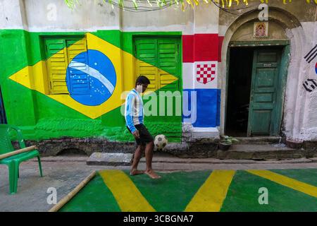 20. November 2022, Kalkutta, Westbengalen, Indien: Mitglieder des Dishari-Clubs Uttar Kalkutta werden 2022 am 20. November 2022 in Kalkutta, Indien, vor einer mit brasilianischer Flagge geschmückten Mauer Fußballtricks spielen und ausführen sehen (Foto: © Debarchan Chatterjee/ZUMA Press Wire) Stockfoto