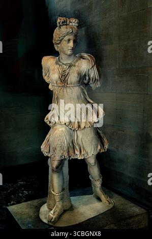 Artemis (Diana) vom Typ Rospigliosi ist eine römische Marmorkopie eines verlorenen griechischen Bronzestatzes aus dem 1. Bis 2. Jahrhundert n. Chr. Diese Statue zeigt die griechische Göttin Artemis, in der römischen Mythologie auch Diana genannt, und ist bekannt für ihre Darstellung der Göttin in einer Jagdposition. Die ursprüngliche griechische Bronzeskulptur stammt vermutlich aus dem 4. Jahrhundert v. Chr. und wird dem Bildhauer Leochares zugeschrieben.Louvre Museum Paris Frankreich Stockfoto