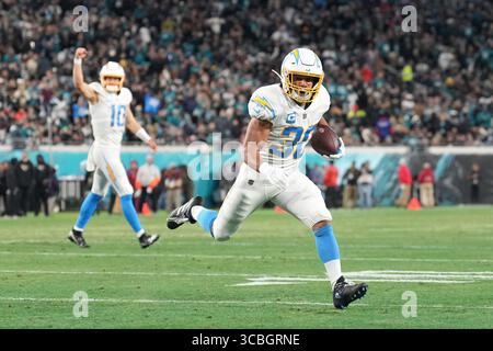 14. Januar 2023, Jacksonville, Florida, USA: Los Angeles Chargers Running Back Austin Ekeler (30) stürzt sich auf einen Touchdown für einen rasanten Touchdown, als der Quarterback Justin Herbert (10) von Los Angeles Chargers während des Wildcard-Playoffs zwischen den Los Angeles Chargers und den Jacksonville Jaguars am Samstag, den 14. Januar 2023 im TIAA Bank Field in Jacksonville, Florida, Florida, Florida, Florida, feiert (Credit Image: © Peter Joneleit/ZUMA Press Wire) Stockfoto
