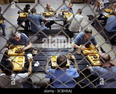 17. August 2022: Florida-Häftlinge machen während ihrer Arbeitsschicht eine Mittagspause auf diesem undatierten Aktenfoto. (Bild: © Carl Juste/Miami Herald via ZUMA Press Wire) Stockfoto