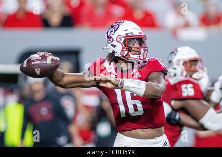 5. November 2022: North Carolina State Wolfpack Quarterback MJ Morris (16) wirft während der ersten Halbzeit gegen die Wake Forest Demon Deacons im NCAA Football Match Up im Carter-Finley Stadium in Raleigh, NC. (Scott Kinser/CSM) (Bild: © Scott Kinser/CSM via ZUMA Press Wire) Stockfoto