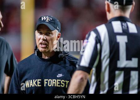 5. November 2022: Dave Clawson, Head Coach der Wake Forest Demon Deacons, spricht mit und Offizieller während der ersten Halbzeit gegen den North Carolina State Wolfpack im NCAA-Football-Match im Carter-Finley Stadium in Raleigh, NC. (Scott Kinser/CSM) (Bild: © Scott Kinser/CSM via ZUMA Press Wire) Stockfoto