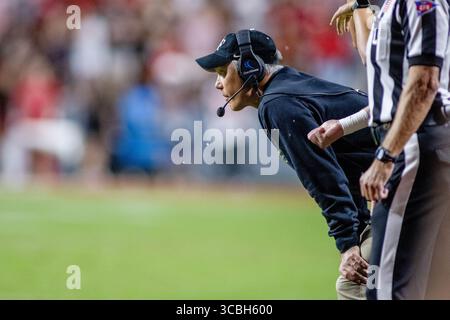 5. November 2022: Wake Forest Demon Deacons Head Coach Dave Clawson beobachtet sein Team während der ersten Halbzeit gegen den North Carolina State Wolfpack im NCAA Football Match im Carter-Finley Stadium in Raleigh, NC. (Scott Kinser/CSM) (Bild: © Scott Kinser/CSM via ZUMA Press Wire) Stockfoto