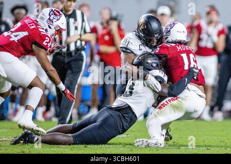 5. November 2022: Wake Forest Demon Deacons Defensivverteidiger Malik Mustapha (3) trifft den North Carolina State Wolfpack Quarterback MJ Morris (16) während der ersten Hälfte des NCAA-Fußballspiels im Carter-Finley Stadium in Raleigh, NC. (Scott Kinser/CSM) (Bild: © Scott Kinser/CSM via ZUMA Press Wire) Stockfoto
