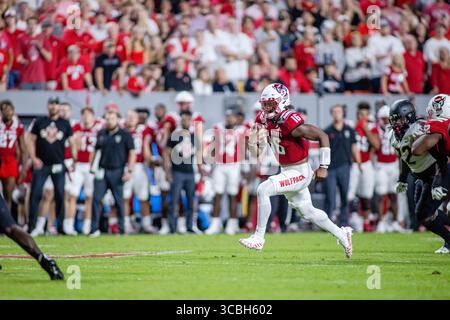 5. November 2022: North Carolina State Wolfpack Quarterback MJ Morris (16) tritt in der ersten Hälfte des NCAA-Fußballspiels im Carter-Finley Stadium in Raleigh, North Carolina, gegen die Wake Forest Demon Deacons an. (Scott Kinser/CSM) (Bild: © Scott Kinser/CSM via ZUMA Press Wire) Stockfoto