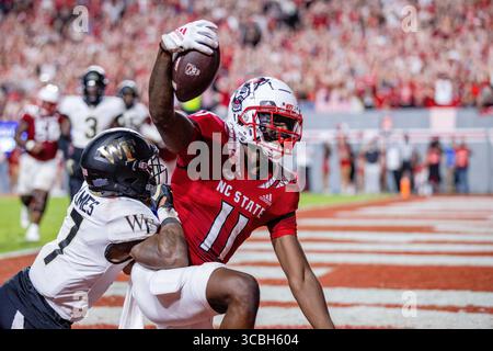 5. November 2022: Darryl Jones (11) feiert nach einem Touchdown gegen die Wake Forest Demon Deacons während der zweiten Hälfte des NCAA-Fußballspiels im Carter-Finley Stadium in Raleigh, NC. (Scott Kinser/CSM) (Bild: © Scott Kinser/CSM via ZUMA Press Wire) Stockfoto