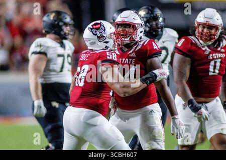 5. November 2022: North Carolina State Wolfpack Defensive End Travali Price (58) feiert mit dem Verteidiger Brandon Cleveland (44) nach einem Rücktritt während der ersten Hälfte des NCAA-Fußballspiels im Carter-Finley Stadium in Raleigh, NC. (Scott Kinser/CSM) (Bild: © Scott Kinser/CSM via ZUMA Press Wire) Stockfoto
