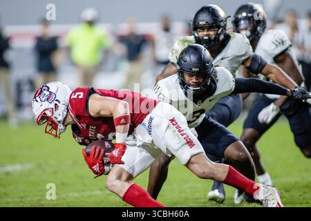 5. November 2022: Der North Carolina State Wolfpack Wide Receiver Thayer Thomas (5) tritt während der zweiten Hälfte des NCAA-Fußballspiels im Carter-Finley Stadium in Raleigh, NC, gegen die Wake Forest Demon Deacons auf. (Scott Kinser/CSM) (Bild: © Scott Kinser/CSM via ZUMA Press Wire) Stockfoto