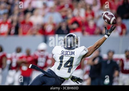 5. November 2022: Wake Forest Demon Deacons Defensive Back Evan Slocum (14) verpasst gerade ein Abfangen gegen den North Carolina State Wolfpack während der zweiten Hälfte des NCAA-Fußballspiels im Carter-Finley Stadium in Raleigh, NC. (Scott Kinser/CSM) (Bild: © Scott Kinser/CSM via ZUMA Press Wire) Stockfoto