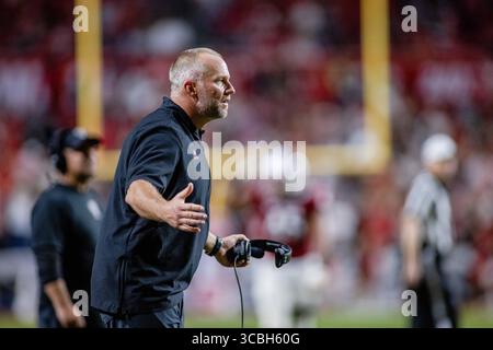 5. November 2022: North Carolina State Wolfpack Head Coach Dave Doeren reagiert auf den Anruf während der zweiten Hälfte des NCAA-Fußballspiels gegen die Wake Forest Demon Deacons im Carter-Finley Stadium in Raleigh, NC. (Scott Kinser/CSM) (Bild: © Scott Kinser/CSM via ZUMA Press Wire) Stockfoto
