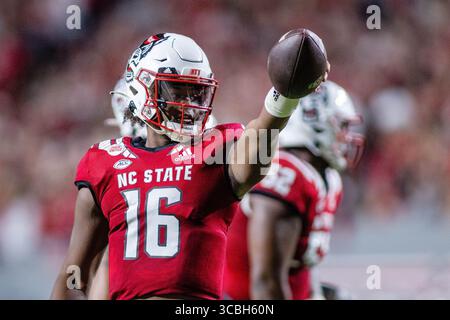 5. November 2022: North Carolina State Wolfpack Quarterback MJ Morris (16) feiert nach einem Lauf gegen die Wake Forest Demon Deacons während der ersten Hälfte des NCAA-Fußballspiels im Carter-Finley Stadium in Raleigh, NC. (Scott Kinser/CSM) (Bild: © Scott Kinser/CSM via ZUMA Press Wire) Stockfoto
