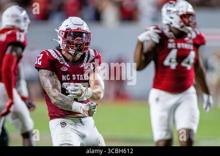 5. November 2022: North Carolina State Wolfpack Linebacker Drake Thomas (32) feiert nach einem Sack gegen die Wake Forest Demon Deacons während der zweiten Hälfte des NCAA-Fußballspiels im Carter-Finley Stadium in Raleigh, NC. (Scott Kinser/CSM) (Bild: © Scott Kinser/CSM via ZUMA Press Wire) Stockfoto