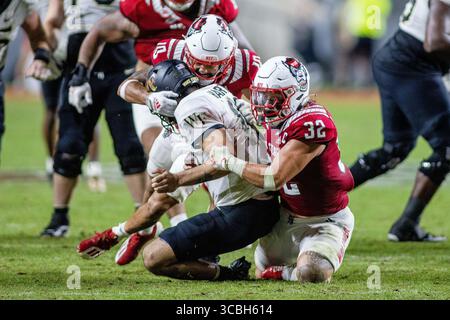 5. November 2022: Sam Hartman (10) wird von North Carolina State Wolfpack Linebacker Drake Thomas (32) während der zweiten Hälfte des NCAA-Fußballspiels im Carter-Finley Stadium in Raleigh, North Carolina, entlassen. (Scott Kinser/CSM) (Bild: © Scott Kinser/CSM via ZUMA Press Wire) Stockfoto