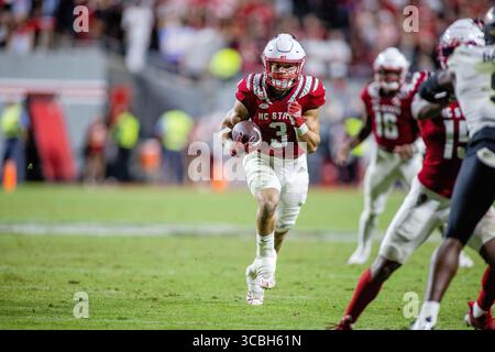 5. November 2022: North Carolina State Wolfpack Running Back Jordan Houston (3) läuft in der zweiten Hälfte des NCAA-Fußballspiels im Carter-Finley Stadium in Raleigh, North Carolina, um einen ersten Niederschlag gegen die Wake Forest Demon Deacons. (Scott Kinser/CSM) (Bild: © Scott Kinser/CSM via ZUMA Press Wire) Stockfoto