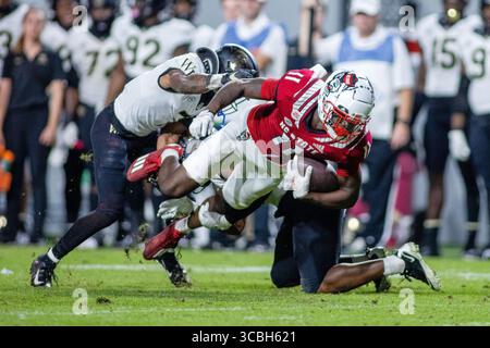 5. November 2022: Darryl Jones (11) des North Carolina State Wolfpack-Wide-Receiver schiebt in der zweiten Hälfte des NCAA-Fußballspiels im Carter-Finley Stadium in Raleigh, NC, um zusätzliche Yards gegen die Wake Forest Demon Deacons. (Scott Kinser/CSM) (Bild: © Scott Kinser/CSM via ZUMA Press Wire) Stockfoto
