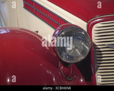 Scheinwerfer und Motorhaube eines roten Oldtimers, Köln, Nordrhein-Westfalen, Deutschland Stockfoto