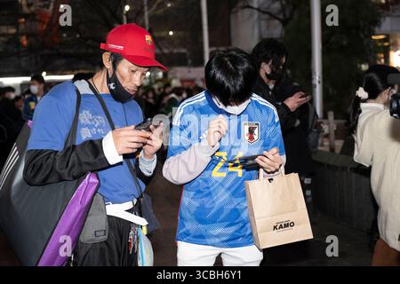 27. November 2022, Tokio, Japan: Japanische Fußballfans reagieren auf die Niederlage der japanischen Fußballnationalmannschaft beim Shibuya Scramble in Tokio, nachdem Costa Rica Japan in einem Gruppenspiel der Katar-Weltmeisterschaft 2022 mit 1:0 besiegt hatte. Costa Rica und Japan sind jetzt auf Punkte gesetzt, aber Japan liegt vor dem Tor Differential und wetteift um einen Platz, um eine harte Gruppe E zu überleben und in die Achtelfinale aufzusteigen... Fußball, Fußball, FIFA-Weltmeisterschaft, japanische Fußballnationalmannschaft, Samurai Blue, Tokio. (Bild: © Taidgh Barron/ZUMA Press Wire) Stockfoto