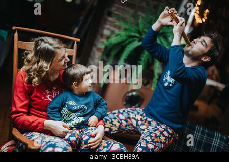 Die Familie genießt schöne Zeit mit Musik und fröhlichen Momenten Stockfoto