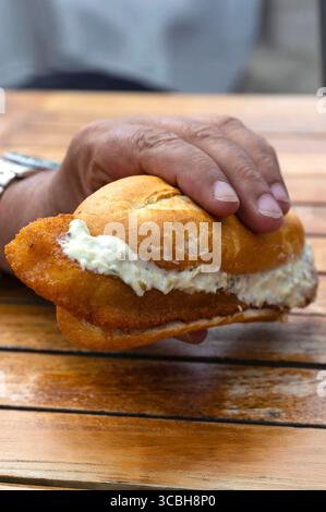 Traditionell versteht man unter Backfisch ein in Teig oder Panade ausgebackenes Fischfilet - meist aus Seelachs, Kabeljau oder Rotbarsch. Ein Backfischbrötchen mit Remoulade enthält mit rund 500 kcal etwa so viel Energie wie klassischer Hamburger. Symbolfoto, Themenfoto List, 08.08.2025 *** traditionell ist gebackener Fisch ein in Teig oder Brotkrumen gebratenes Fischfilet, in der Regel aus Seelachs, Kabeljau oder Rotbarsch bei ca. 500 kcal hergestellt, eine gebackene Fischrolle mit Remoulade enthält etwa so viel Energie wie ein klassischer Hamburger Symbolfoto, List Themenfoto, 08 08 2025 Foto:XB.xSchubertx/xImagex Backfisch Stockfoto