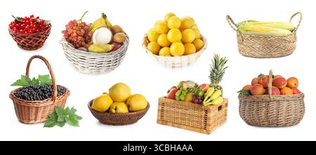 Frisches Obst, Beeren und Mais in Korbkörben isoliert auf weiß, Set Stockfoto