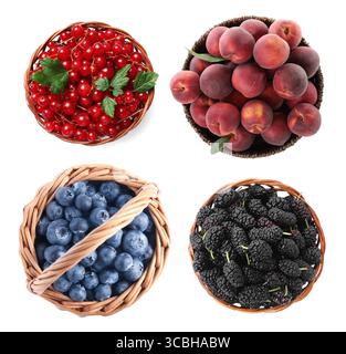 Frische Beeren und Früchte in Korbkörben isoliert auf weiß, Set. Draufsicht Stockfoto