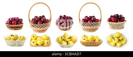 Frisches Obst in Korbkörben isoliert auf weiß, Set. Äpfel und Pflaumen Stockfoto