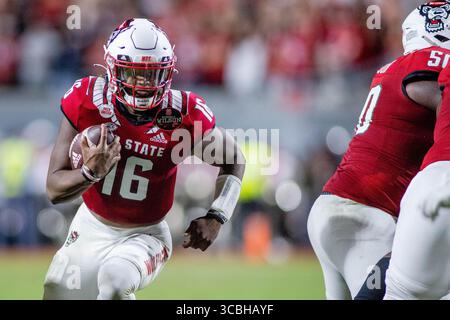 5. November 2022: North Carolina State Wolfpack Quarterback MJ Morris (16) läuft im zweiten Down gegen die Wake Forest Demon Deacons während der ersten Hälfte des NCAA-Fußballspiels im Carter-Finley Stadium in Raleigh, NC. (Scott Kinser/CSM) (Bild: © Scott Kinser/CSM via ZUMA Press Wire) Stockfoto
