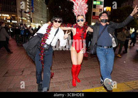 27. November 2022, Tokio, Japan: Japanische Fußballfans reagieren auf die Niederlage der japanischen Fußballnationalmannschaft beim Shibuya Scramble in Tokio, nachdem Costa Rica Japan in einem Gruppenspiel der Katar-Weltmeisterschaft 2022 mit 1:0 besiegt hatte. Costa Rica und Japan sind jetzt auf Punkte gesetzt, aber Japan liegt vor dem Tor Differential und wetteift um einen Platz, um eine harte Gruppe E zu überleben und in die Achtelfinale aufzusteigen... Fußball, Fußball, FIFA-Weltmeisterschaft, japanische Fußballnationalmannschaft, Samurai Blue, Tokio. (Bild: © Taidgh Barron/ZUMA Press Wire) Stockfoto