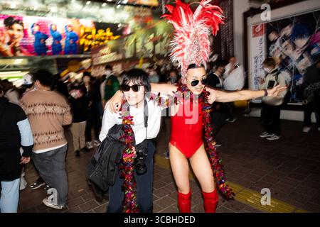 27. November 2022, Tokio, Japan: Japanische Fußballfans reagieren auf die Niederlage der japanischen Fußballnationalmannschaft beim Shibuya Scramble in Tokio, nachdem Costa Rica Japan in einem Gruppenspiel der Katar-Weltmeisterschaft 2022 mit 1:0 besiegt hatte. Costa Rica und Japan sind jetzt auf Punkte gesetzt, aber Japan liegt vor dem Tor Differential und wetteift um einen Platz, um eine harte Gruppe E zu überleben und in die Achtelfinale aufzusteigen... Fußball, Fußball, FIFA-Weltmeisterschaft, japanische Fußballnationalmannschaft, Samurai Blue, Tokio. (Bild: © Taidgh Barron/ZUMA Press Wire) Stockfoto