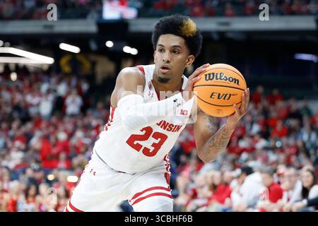 11. November 2022: Die Wisconsin Badgers schützen Chucky Hepburn (23) während des NCAA Basketballspiels zwischen den Stanford Cardinals und den Wisconsin Badgers in der Brew City Battle auf dem American Family Field in Milwaukee, WI. Darren Lee/CSM (Bild: © Darren Lee/CSM via ZUMA Press Wire) Stockfoto