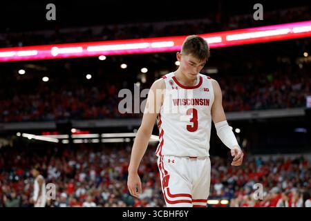 11. November 2022: Die Wisconsin Badgers schützen Connor Essegian (3) während des NCAA Basketballspiels zwischen den Stanford Cardinals und den Wisconsin Badgers in der Brew City Battle auf dem American Family Field in Milwaukee. Darren Lee/CSM (Bild: © Darren Lee/CSM via ZUMA Press Wire) Stockfoto