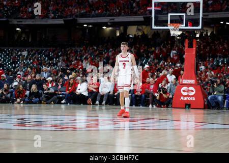 11. November 2022: Die Wisconsin Badgers schützen Connor Essegian (3) während des NCAA Basketballspiels zwischen den Stanford Cardinals und den Wisconsin Badgers in der Brew City Battle auf dem American Family Field in Milwaukee. Darren Lee/CSM (Bild: © Darren Lee/CSM via ZUMA Press Wire) Stockfoto
