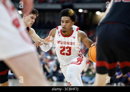 11. November 2022: Die Wisconsin Badgers schützen Chucky Hepburn (23) während des NCAA Basketballspiels zwischen den Stanford Cardinals und den Wisconsin Badgers in der Brew City Battle auf dem American Family Field in Milwaukee, WI. Darren Lee/CSM (Bild: © Darren Lee/CSM via ZUMA Press Wire) Stockfoto