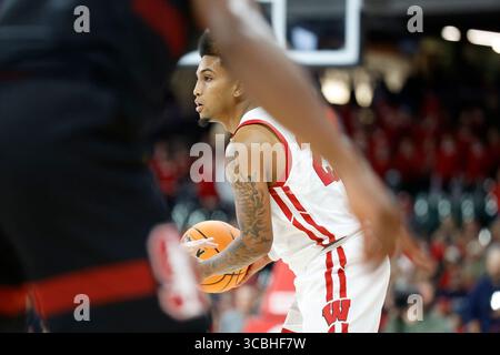 11. November 2022: Die Wisconsin Badgers schützen Chucky Hepburn (23) während des NCAA Basketballspiels zwischen den Stanford Cardinals und den Wisconsin Badgers in der Brew City Battle auf dem American Family Field in Milwaukee, WI. Darren Lee/CSM (Bild: © Darren Lee/CSM via ZUMA Press Wire) Stockfoto