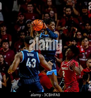 11. November 2022, Philadelphia, PA, USA: 11. November 2022: Brandon Slater (34) holt sich einen Rückstoß während des Matchups zwischen den Villanova Wildcats und den Temple Ewls im Basketball von menÃs im Liacouras Center in Philadelphia, Pennsylvania. Scott Serio/Cal Sport Media (Foto: © Scott Serio/CSM via ZUMA Press Wire) Stockfoto