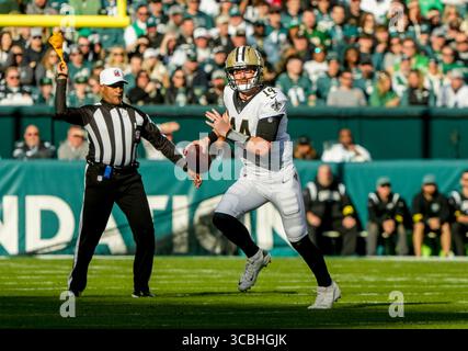 Januar 2023, Philadelphia, PA, USA: 1. Januar 2023: der Quarterback der New Orleans Saints Andy Dalton (14) spielt während des NFL Football Matchups zwischen den New Orleans Saints und den Philadelphia Eagles im Lincoln Financial Field in Philadelphia, Pennsylvania, aus der Tasche. Scott Serio/Cal Sport Media (Foto: © Scott Serio/CSM via ZUMA Press Wire) Stockfoto
