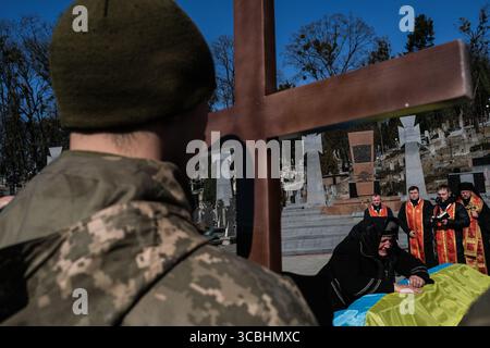 17. März 2022, Ukraine: Die Mutter von Major Iwan Skrypnyk, der im Kampf gegen die russische Invasion in die Ukraine getötet wurde, trauert während einer Beerdigungszeremonie am 17. März 2022 in Lemberg um seinen mit Fahnen übersäten Sarg. (Bild: © Byron Smith/ZUMA Press Wire) Stockfoto