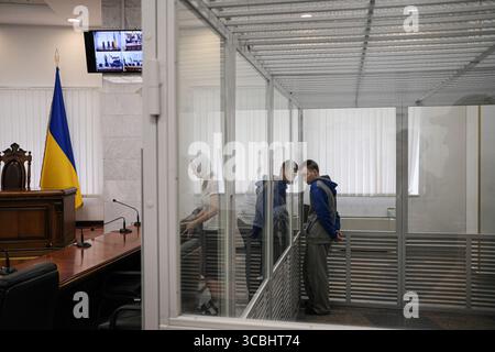 29. Juli 2022, Ukraine: Der russische Soldat Sargent Wadim Schishimarin, 21 Jahre alt, den ein ukrainisches Gericht zunächst zu lebenslanger Haft verurteilt hatte, wurde 15 Jahre nach seiner Berufung gegen seine Verurteilung verärgert, nachdem er sich am 29. Juli 2022 wegen Kriegsverbrechen in Kiew schuldig erklärt hatte. (Bild: © Byron Smith/ZUMA Press Wire) Stockfoto