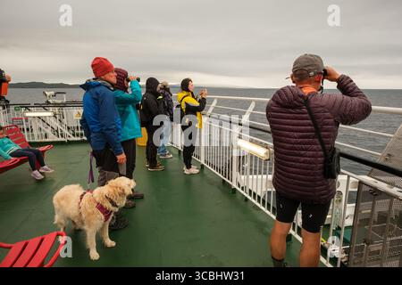 Reisende beobachten das Meer von der MV Loch Seaforth Fähre, die die Minch zwischen Ullapool und Stornoway überquert. Stockfoto