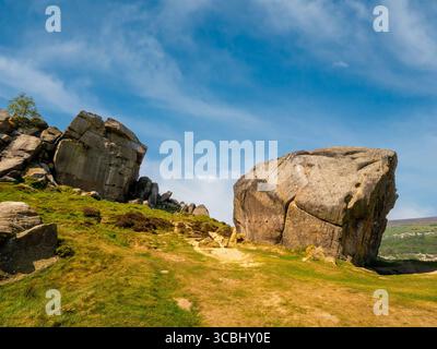 Cow and Calf Rocks auf Ilkley Moor, West Yorkshire, an einem sonnigen Tag. UK Stockfoto