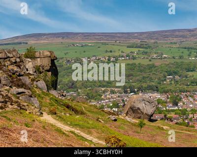 Cow and Calf Rocks überblicken die Stadt Ilkley vom Rand des Ilkley Moor. West Yorkshire. UK Stockfoto