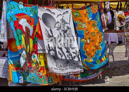 Bunte brasilianische Souvenirausstellung mit regionalen Kunstwerken und Flaggen Stockfoto