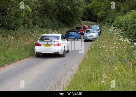 Verkehrsüberlastung im ländlichen Raum. Besucher, die zu und von Jeremy Clarkson's The Farmer's Dog Pub und dem Diddly Squat Farm Shop reisen. Stockfoto